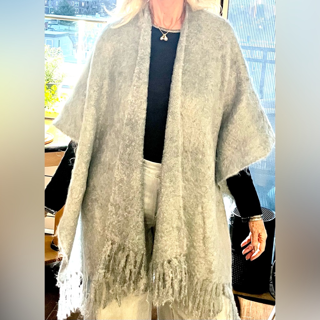 Nwt Kid Mohair Cape One Size Fits All Hand Loomed Animal Lovers’ Fur Price Firm